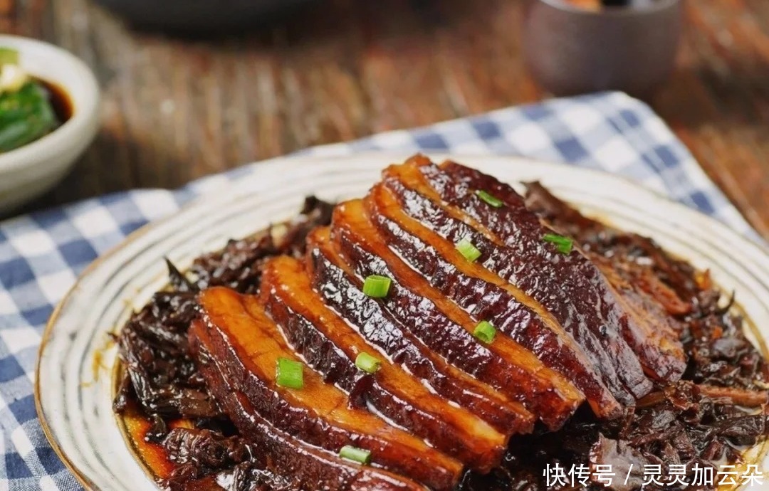 香糯肥润、酱香浓郁的“硬菜”,梅菜扣肉这样做,连吃两碗白米饭