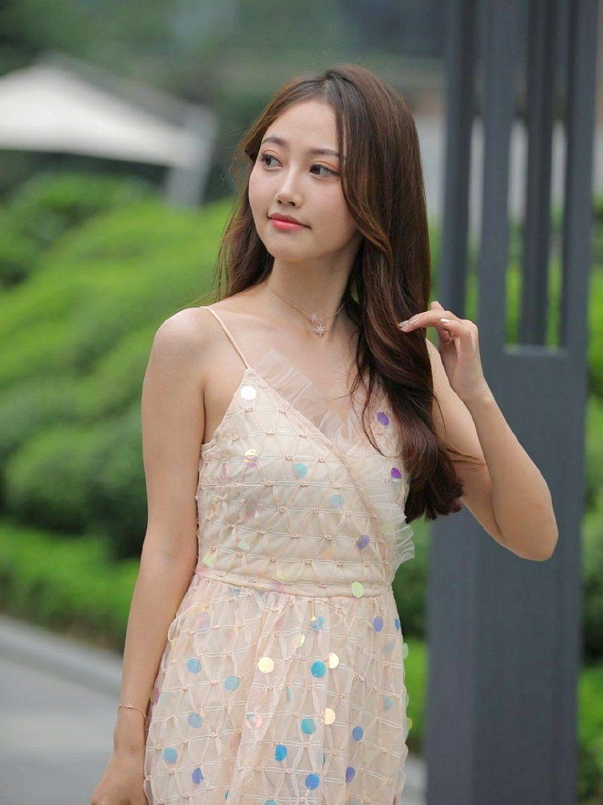 穿搭|时尚美女的“鱼鳞裙”,展示教科书式穿搭!