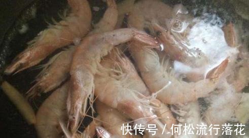 芝麻油|水煮大虾时，到底放盐还是放醋教你3招，又鲜又嫩，没一点腥味！