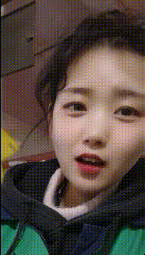 |搞笑GIF:虽然不知道小姐姐在讲什么,但你的笑容很甜啊