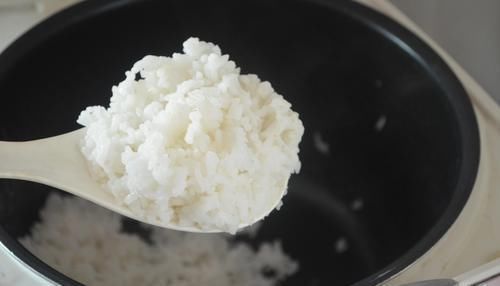 电饭锅|今天才知道，煮米饭时加点它，煮出来的米饭软糯香甜还不粘锅，真棒