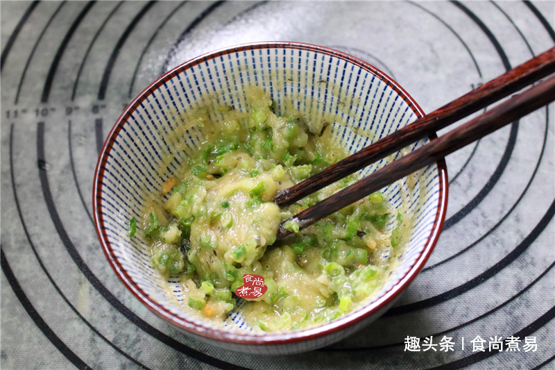 首次做这款花卷，新手也能快速学会，表面蓬松柔软，底部香酥脆口