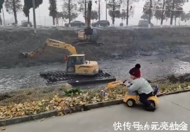 河道|萌娃开“挖机”,在河道旁学工人工作走红,网友:休想划水