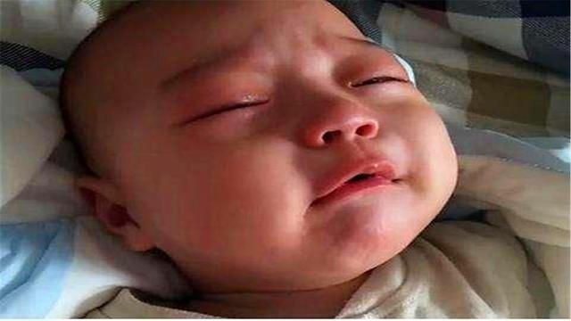 凌晨|凌晨孩子在火车上哭闹,男乘客不满怒骂,宝妈的举动让人心酸落泪