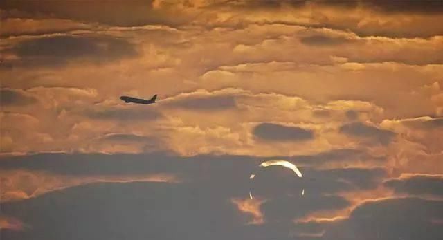 海市蜃楼 月球和太阳同时升起，波斯湾出现神奇罕见海市蜃楼——恶魔之角