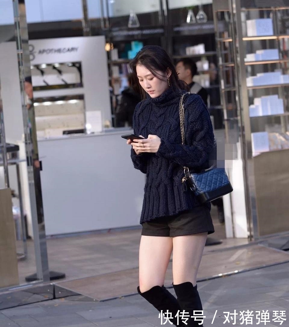 套两件毛衣冻得哆嗦,还坚持光着腿,这就是“美丽冻人”吗