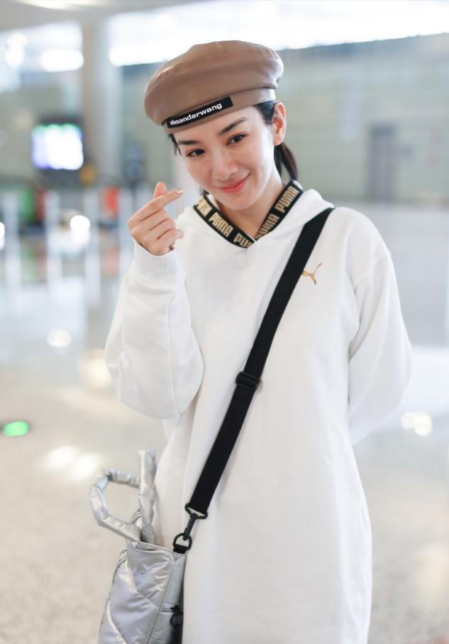 气质 真会扮嫩,白卫衣搭紫色羽绒服保暖又可爱,个性小帽时髦减龄