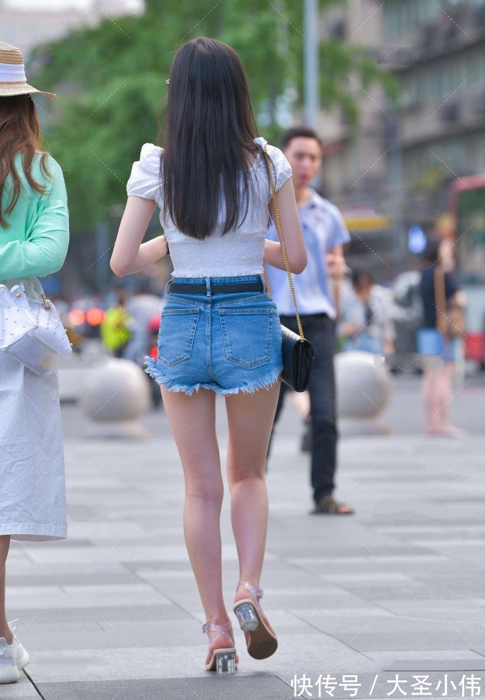 朋友们|美女街拍:清凉舒适的穿搭,气质闺蜜的时尚着装,值得借鉴