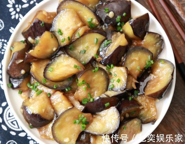 炒茄子时耍个小聪明,茄子不油腻不发黑,简单易做,好吃又下饭