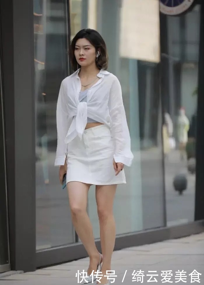 半透明纺纱上衣与纯白裙子的精巧穿搭,尽显职场女性的精致干练
