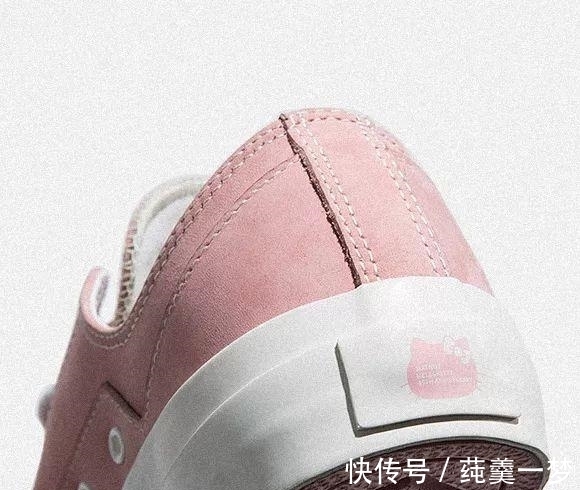 鞋身 Hello Kitty联名款,一起可爱温暖过冬