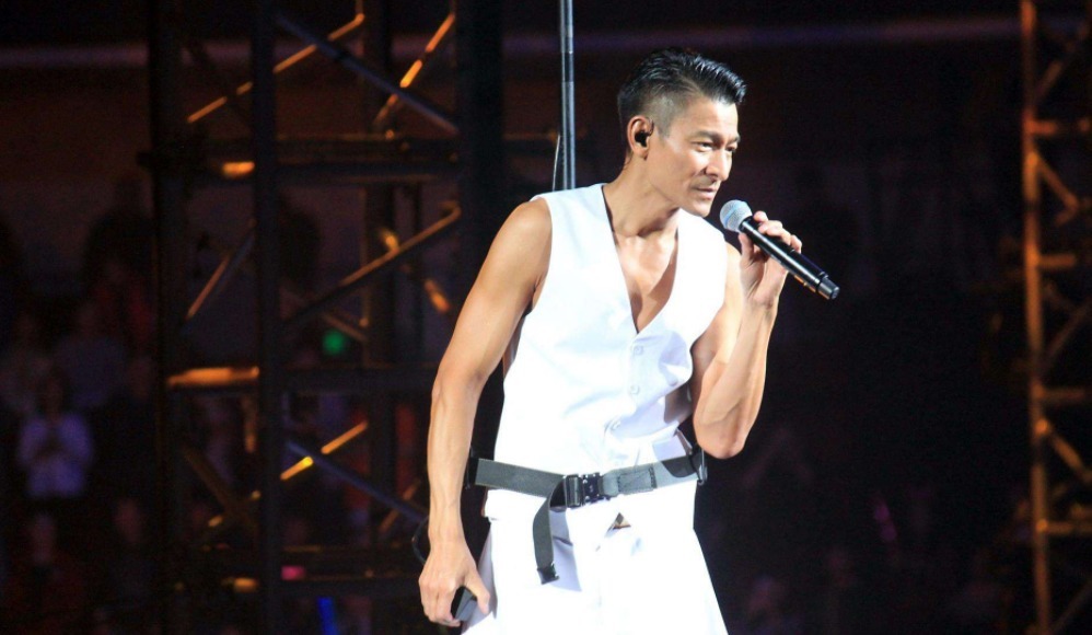 兩首歌 評價劉德華唱功不行,自己一生只唱紅2首,網友:誰給的勇氣?