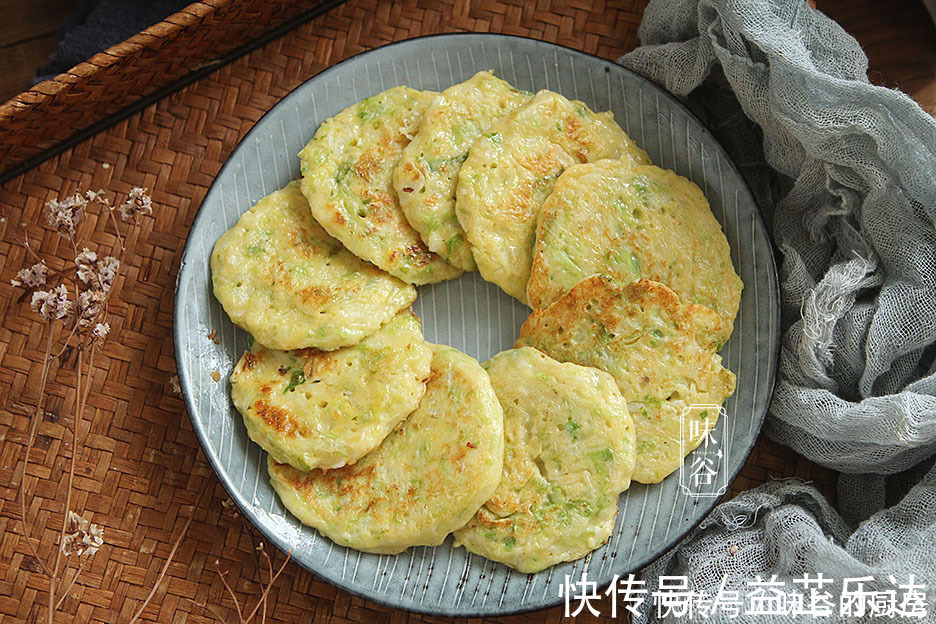 冬天这菜正当季,1块钱1斤做成早餐饼,不发酵不揉面,营养解馋