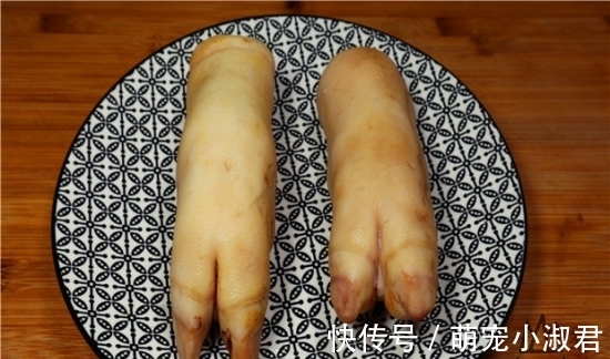 买猪蹄时，挑“前蹄”还是“后蹄”？老屠夫：差距很大，买错难吃
