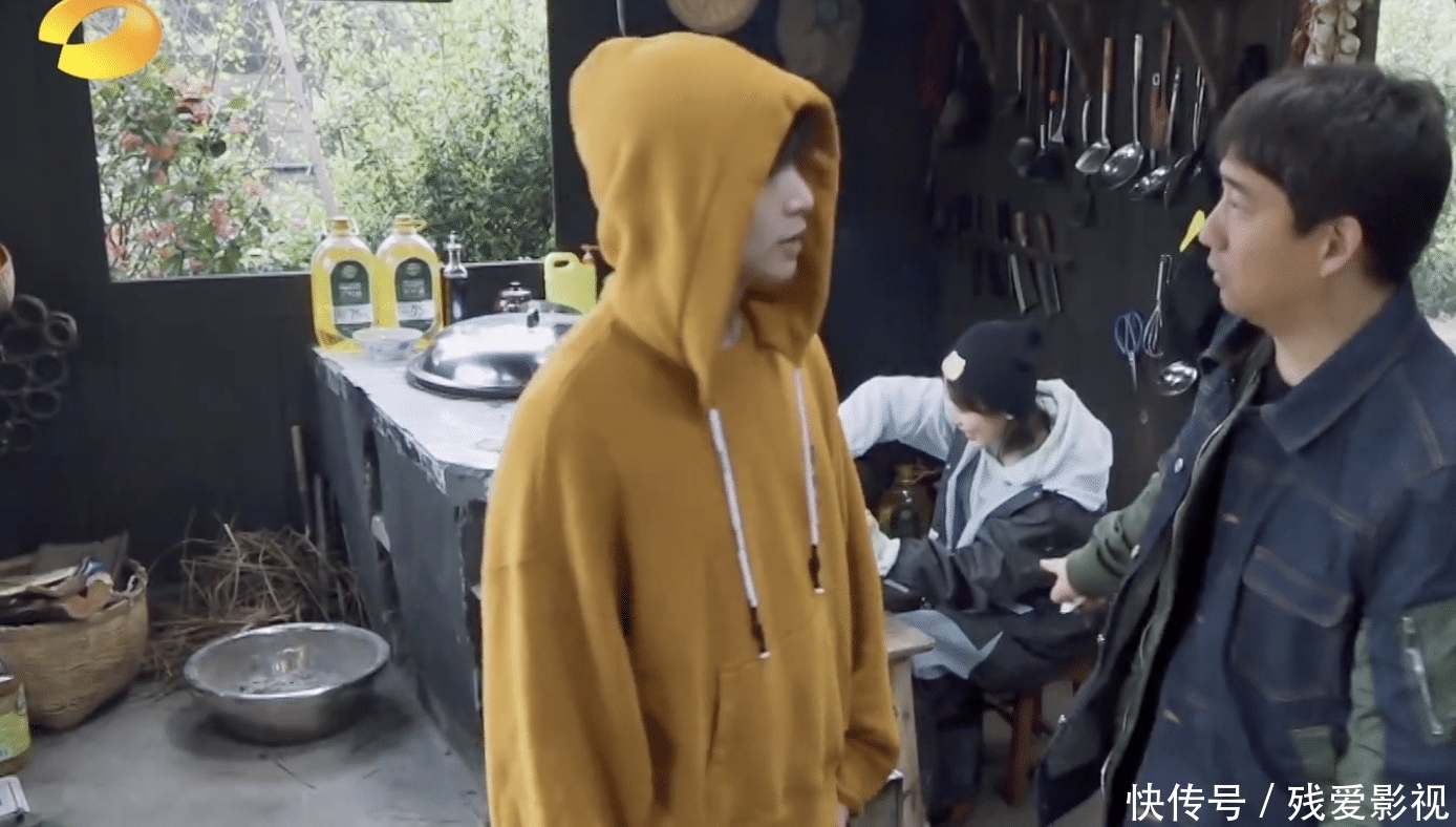 黄磊|张艺兴围观杨紫干活却不帮忙,黄磊4次点拨:无奈张艺兴太直男