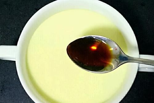  蒸鸡蛋羹，鸡蛋打散上锅蒸就外行了，掌握这3点，蛋羹嫩滑无蜂窝