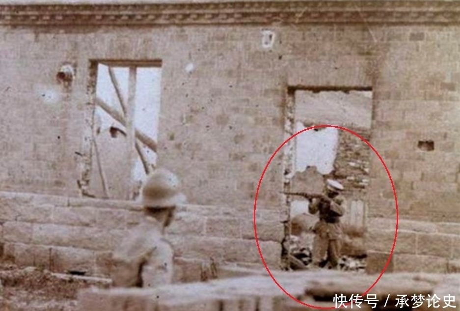 瞬间|随军记者抓拍到:2个中国兵与3个日军枪对枪生死对峙的瞬间
