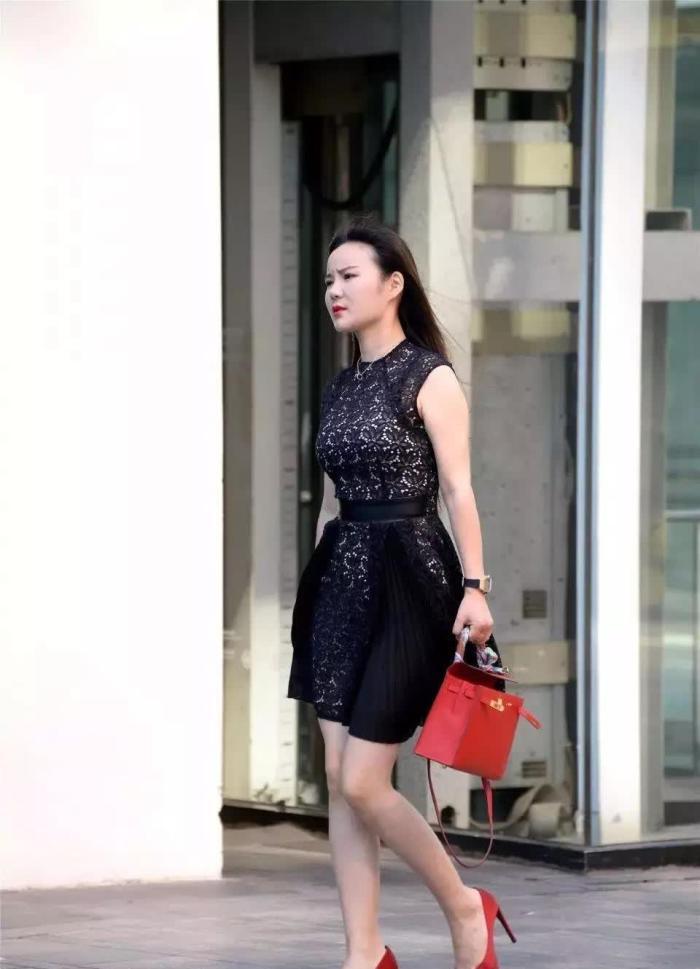 漂亮|街拍:穿黑色连衣裙的性感成熟美妇,漂亮的长发满满的女人味!