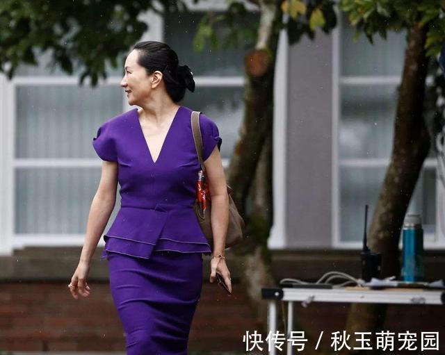 华为|不愧是华为接班人！孟晚舟条纹衬衫+阔腿裤，挡不住富态气质美