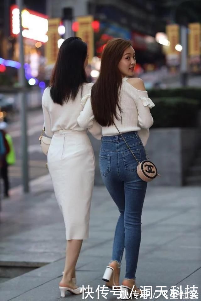 小姐姐 闺蜜之间的穿搭流行的穿法,应该是这两位小姐姐的穿搭了吧