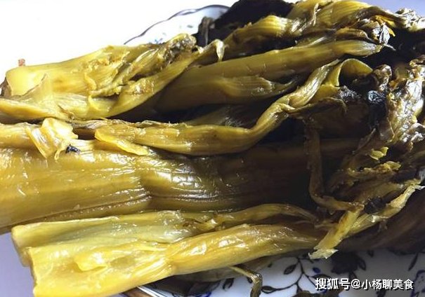 腌酸菜时，别直接放盐腌制，多加1步，酸菜更加脆爽