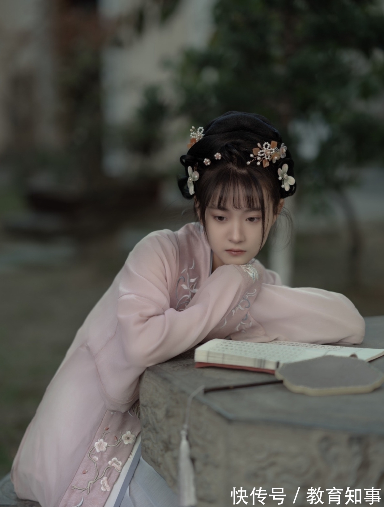 秋霜@五律丨雁宕云天阔,香生桂殿初。临窗茶一盏,欲问夜何如?