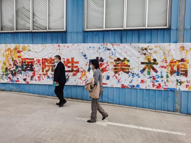  轮椅|医院生成美术馆！第一位被艺术唤醒的“植物人”也坐着轮椅来看展…