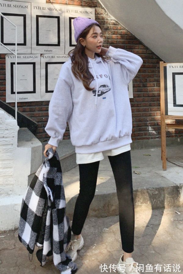 时髦 40岁女人想在冬天赶时髦,就从鲨鱼裤+老爹鞋开始,保暖还显身材