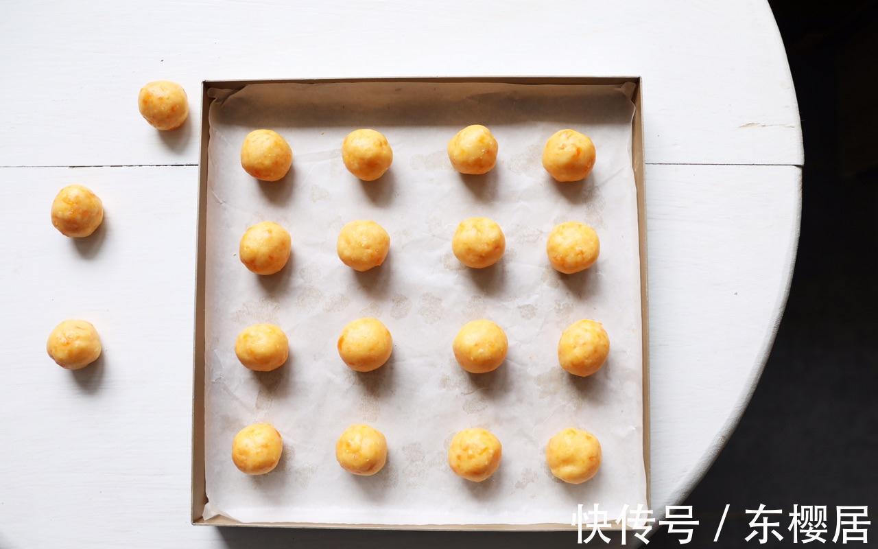 香酥可口的咸蛋黄酥,浓浓椰香,满口酥脆