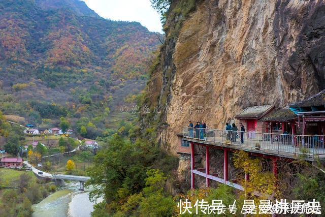 依岩|秦岭发现一“挂”在悬崖上的寺庙，寺内空无一人，何时修建成谜