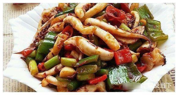 美食优选：酸辣猪肚，剁椒鸡腿蒸土豆，爆炒鱿鱼，干煸肘子的做法