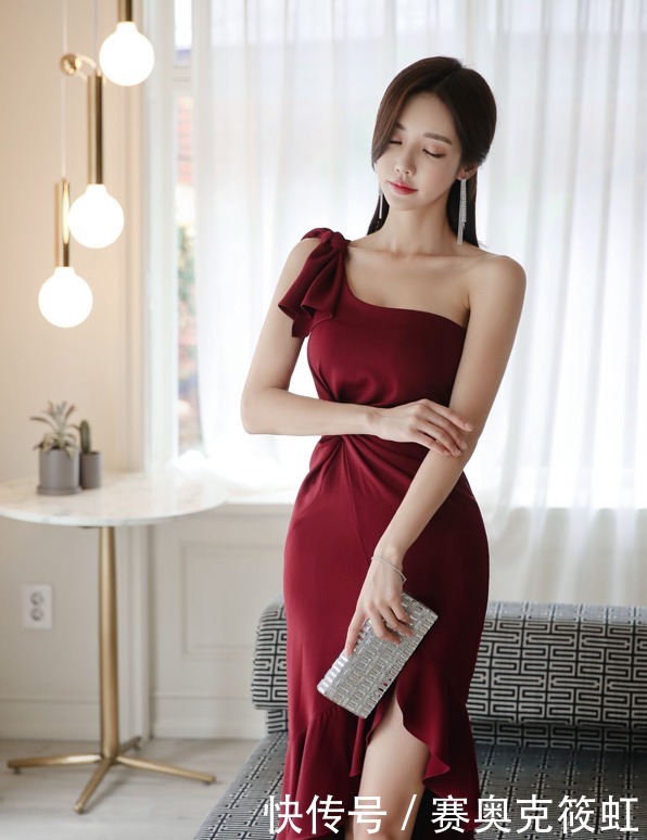王朝|孙允珠模特魅力穿搭:都铎王朝蔷薇酒沁薰草单肩裙