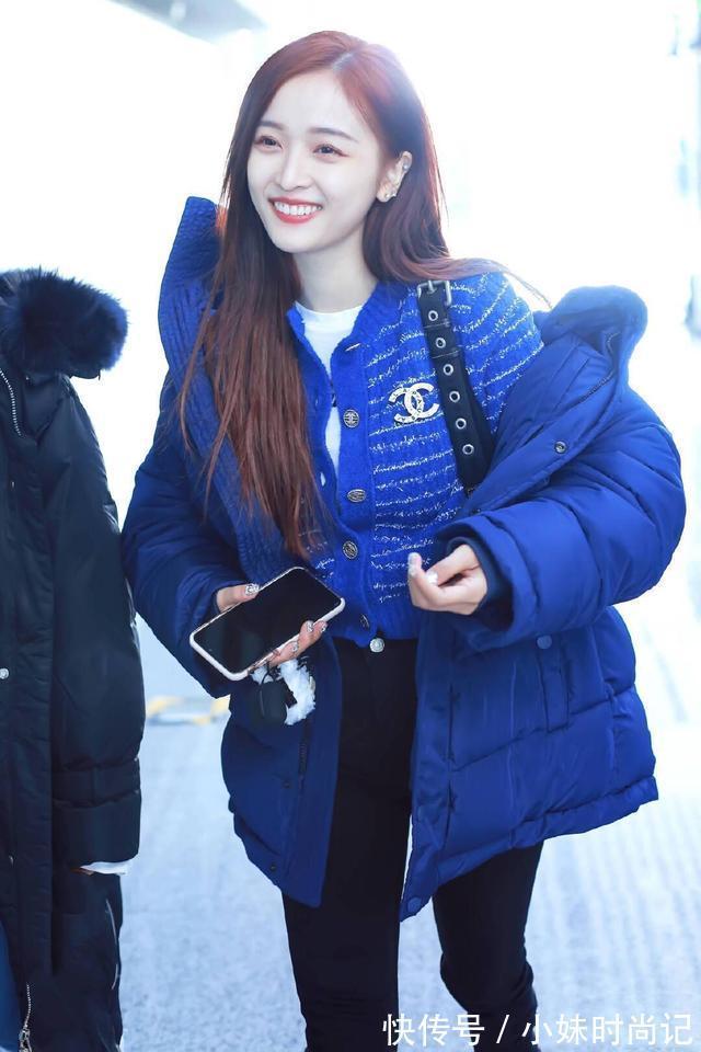 女性朋友 吴宣仪真是“穿搭小达人”,身穿宝蓝色羽绒服魅力十足,高贵大气