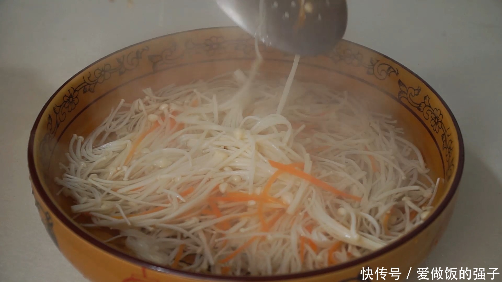 可口|分享一道金针菇做成凉菜的做法,香辣可口,好吃到爆