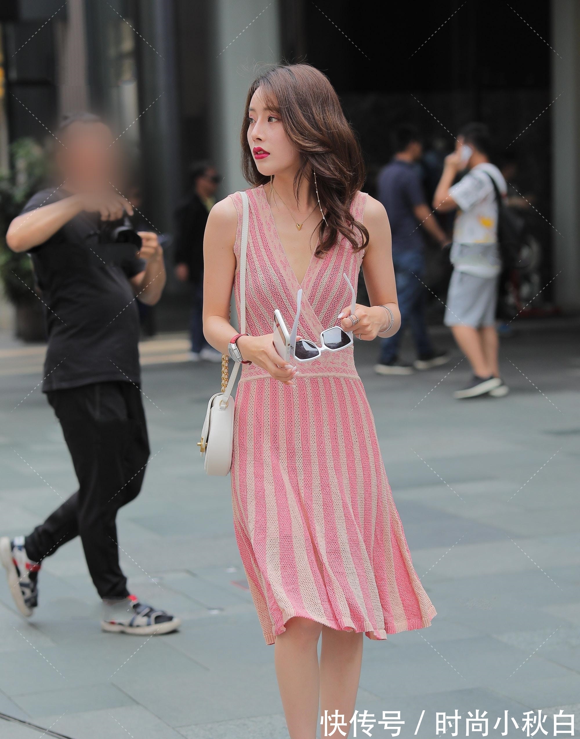 条纹|粉色条纹针织长裙搭配可爱小圆包,性感前卫,时尚俏丽