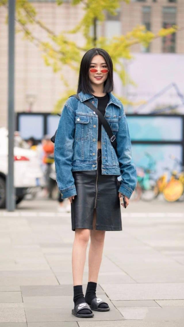 街拍:美女边走边喝饮料的,黑色连衣裙素雅大方