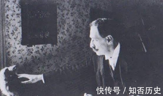 路易斯$他画了一辈子的猫,没想到患上疾病之后画风大变,令人唏嘘不已