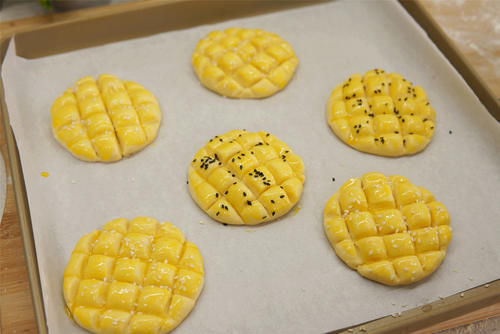 把玉米面倒进煮开的牛奶中，粗粮细作变“奶包”，真是越嚼越香