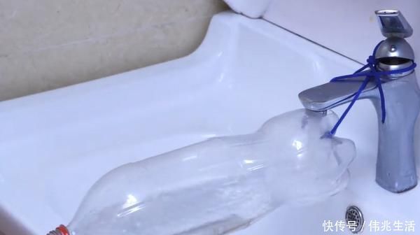 大号塑料瓶不要扔,在瓶底穿2根绳子太厉害了,家家户户都需要