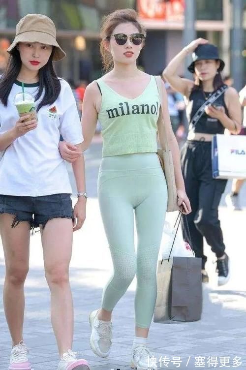 真丝 牛仔打底裤搭配时尚绿色上衣,打造整体风格,让人感觉很舒服