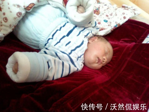 婴儿|婴儿总喜欢这样睡觉,长大后容易变丑,宝妈别不当一回事!