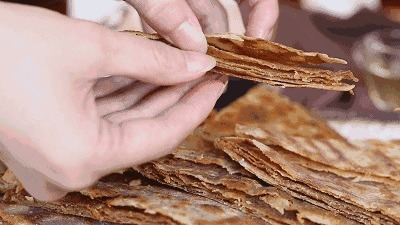 家里有面粉就能做,千层麻酱红糖饼来了!钙含量是牛奶的4倍