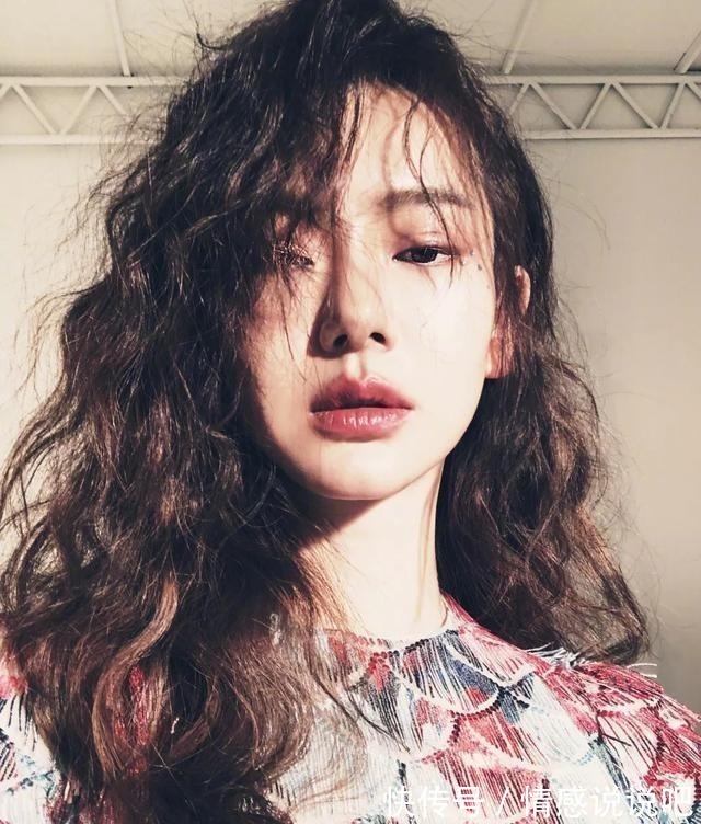 刘海 女人不论是美是丑,这4款土味发型最好别碰!否则显老还没气质!