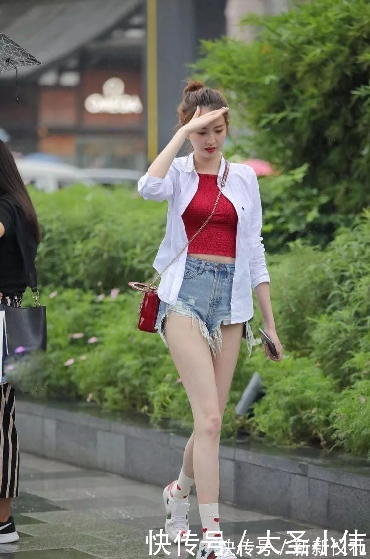抹胸|美女街拍红色抹胸搭配牛仔短裤,将时尚玩出新高度