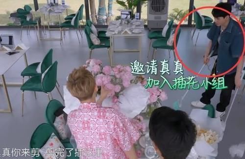 全员干活唯独姚安娜玩手机，连黄晓明讲话都忽视，这是有多大牌？