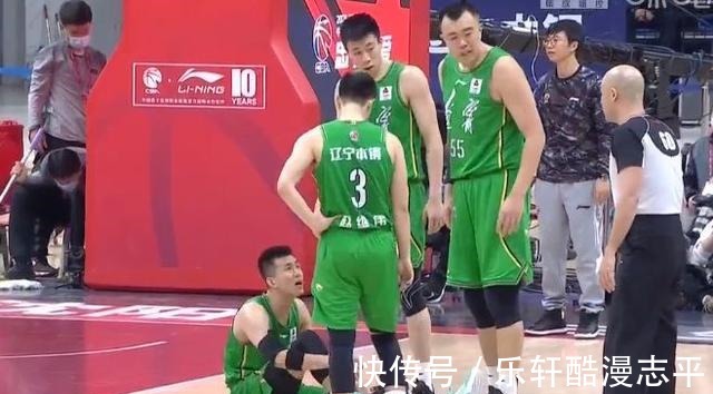 韩德君|严惩胡明轩!赵继伟、郭艾伦被垫脚,韩德君更是被恶意肘击!