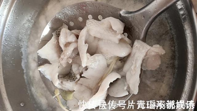 鲈鱼这样做太好吃了，肉香嫩滑，吃了几十年都没吃够，太解馋了