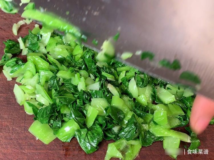 香菇青菜包好吃有诀窍,低脂低热量,翠绿鲜嫩,一次做20个不够吃