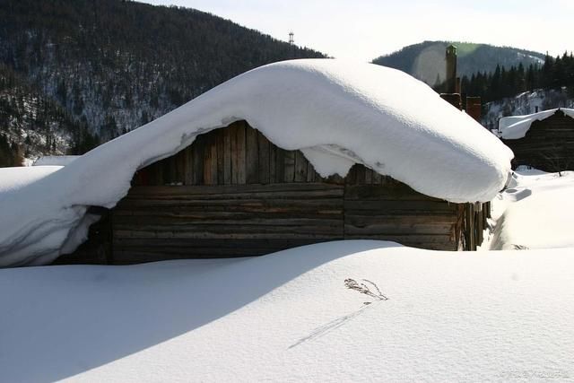 炊烟@山村雪景诗词15首:山峦借雪追云远，圆月流光洗夜昏