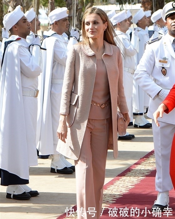 西班牙王后“单色”穿搭华贵又大气!黑色造型特别有范儿,真华贵